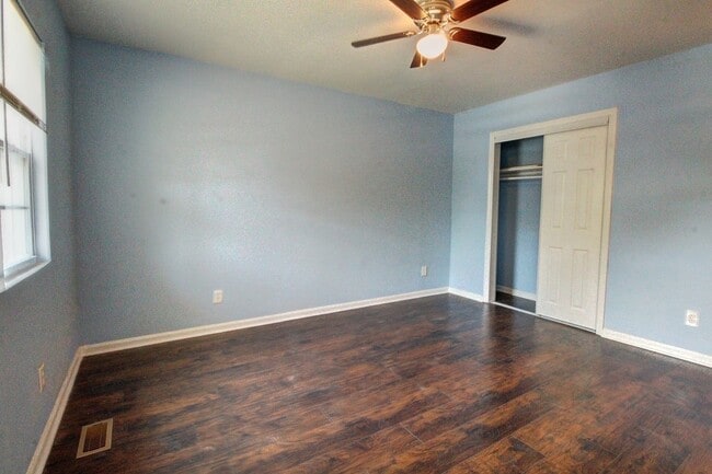 Building Photo - Adorable 2bd/1.5ba Duplex Less Than 1 Mile...