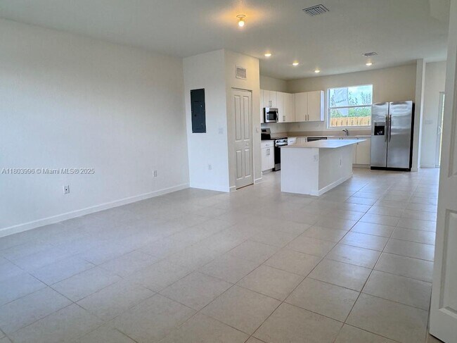 Building Photo - 1182 Palm Dr
