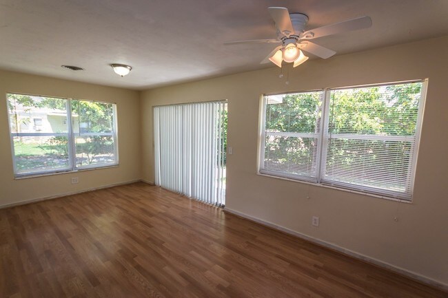 Building Photo - 1141 Park Dr