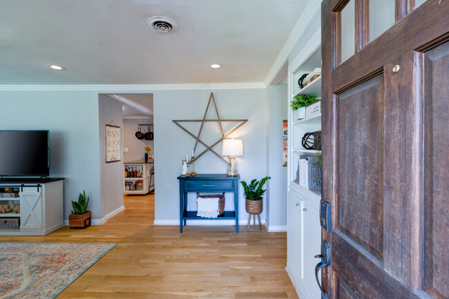 Foto del edificio - 2906 Glenmeade Dr