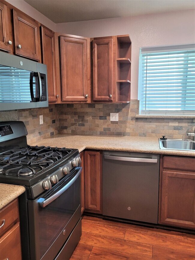 Building Photo - Great Encanto Location - three bedroom, th...