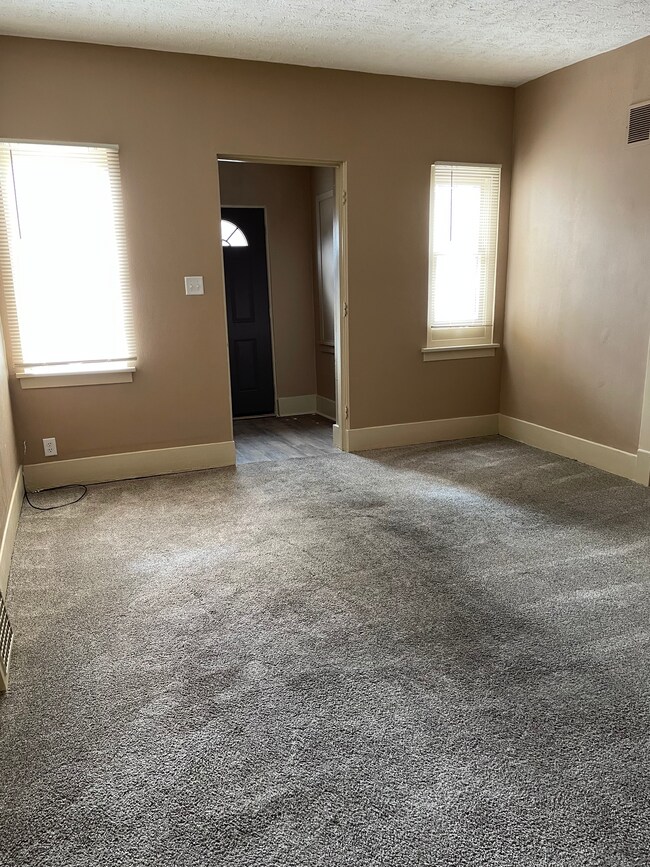Living/Bedroom - 600 N Hastings Ave