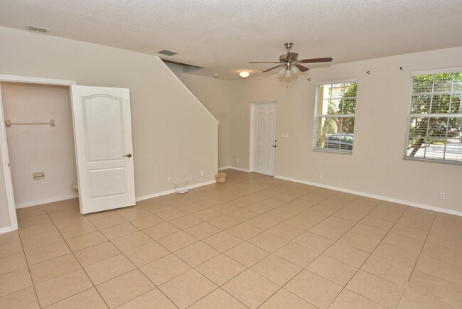 Building Photo - 2138 SE Grand Dr