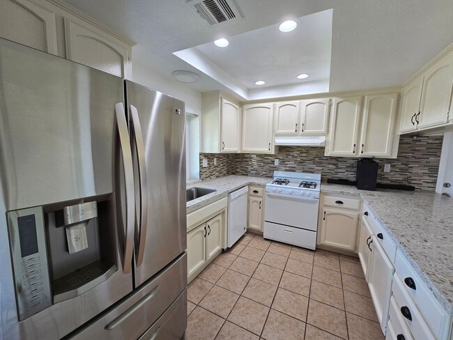 Building Photo - Beautiful 3 Bedroom, 2 Bathroom Home on a Corner Lot – Move-In Ready!