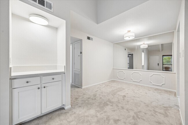 Building Photo - 5711 Sugar Hill Dr