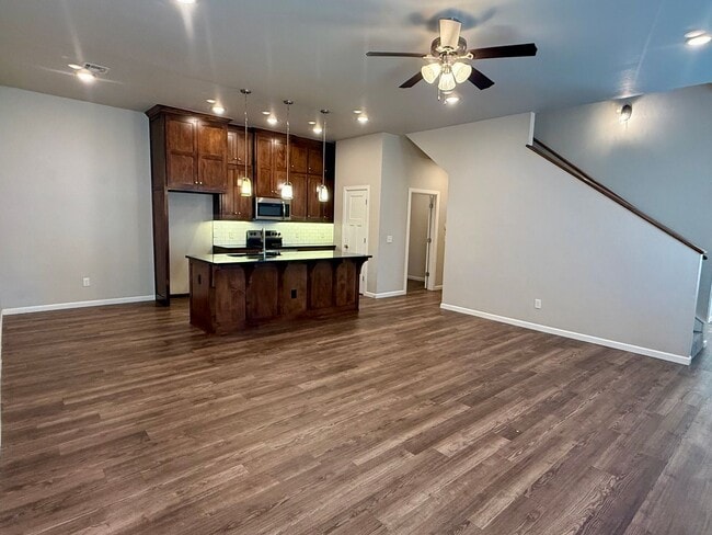 Building Photo - Large 3 Bed, 2 Bath in Beautifully Well-Maintained Neighborhood