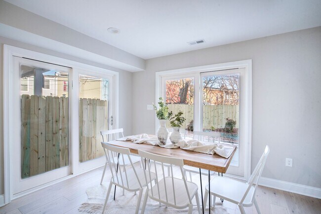 Foto del edificio - Natural-Light Stunner Near Eastern Market ...