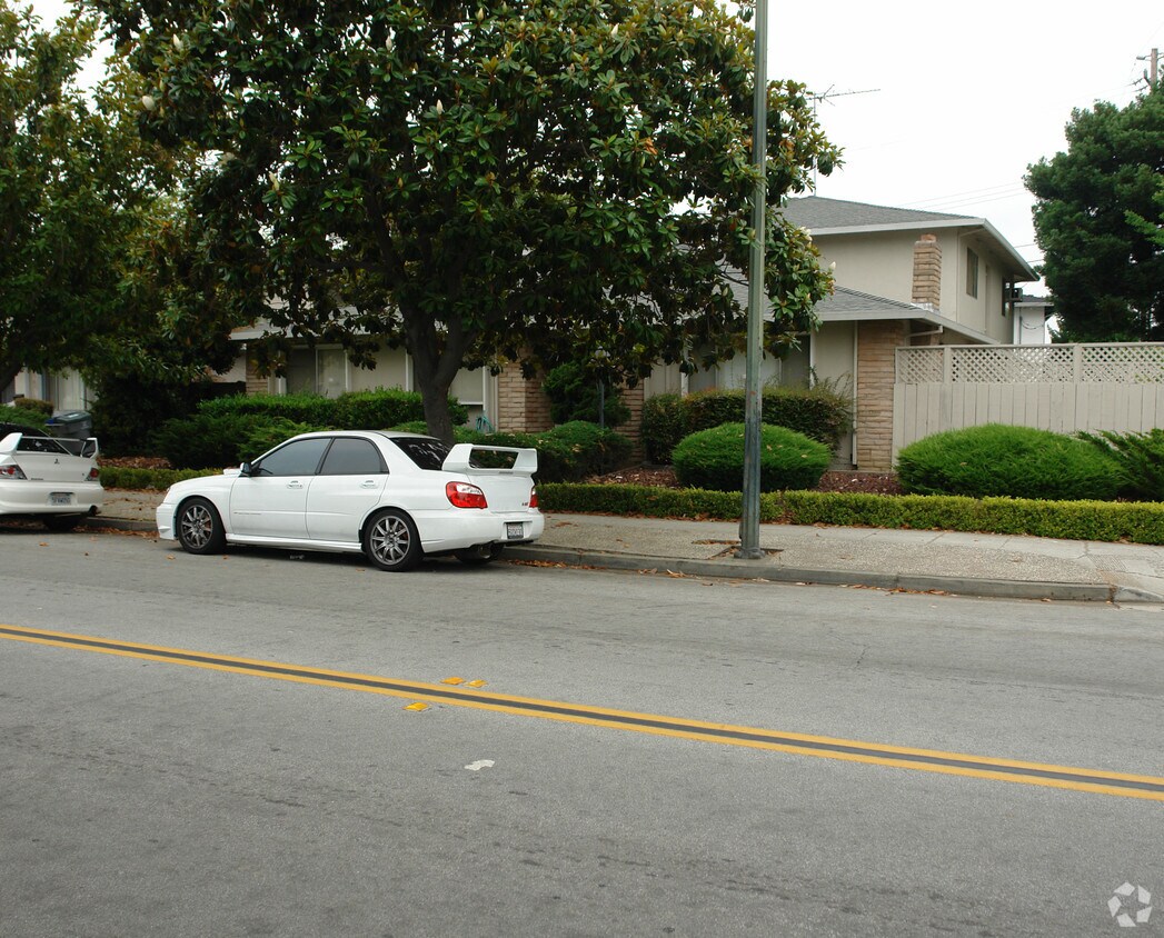 Building Photo - 903 Tamarack Ln