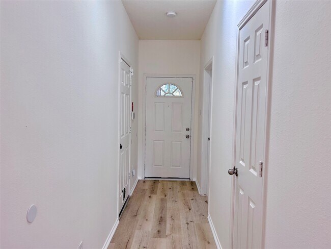 Foto del edificio - 12323 Forstall Dr