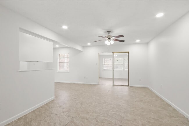 Building Photo - 111 Montrose Cir