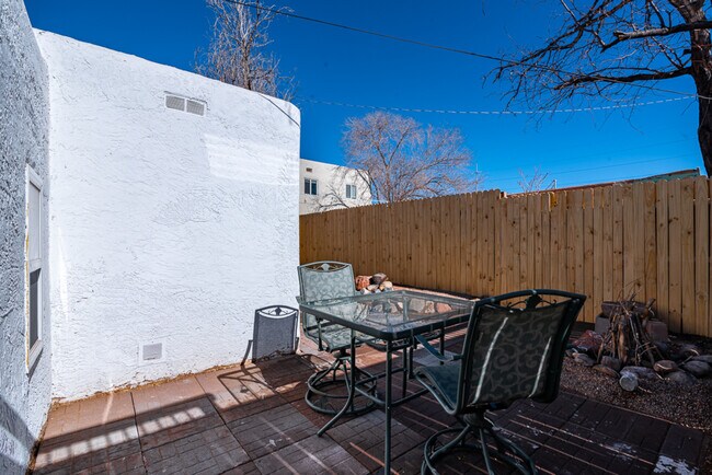 Foto del edificio - 221 Girard Blvd SE