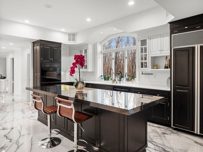 Building Photo - 160 Thayer St