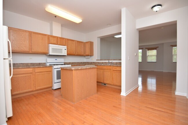 Building Photo - 4758 N Lamon Ave
