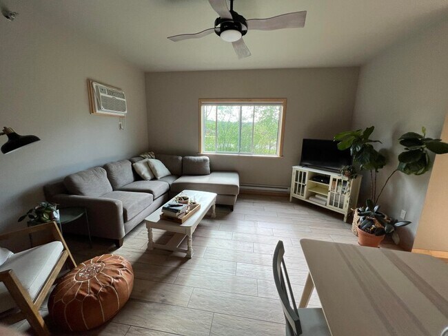 Foto del edificio - 1112 Spruce Dr