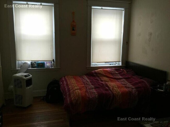 Building Photo - 221 Kelton St