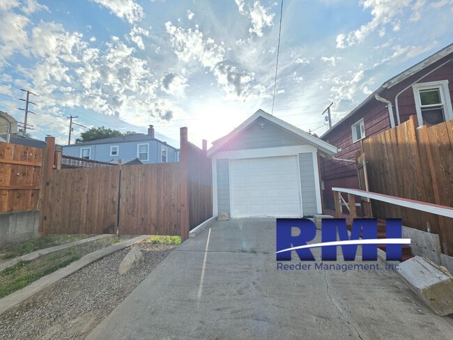 Building Photo - ONE OF A KIND STUIDO & GARAGE/SHOP INCLUDED!!!!