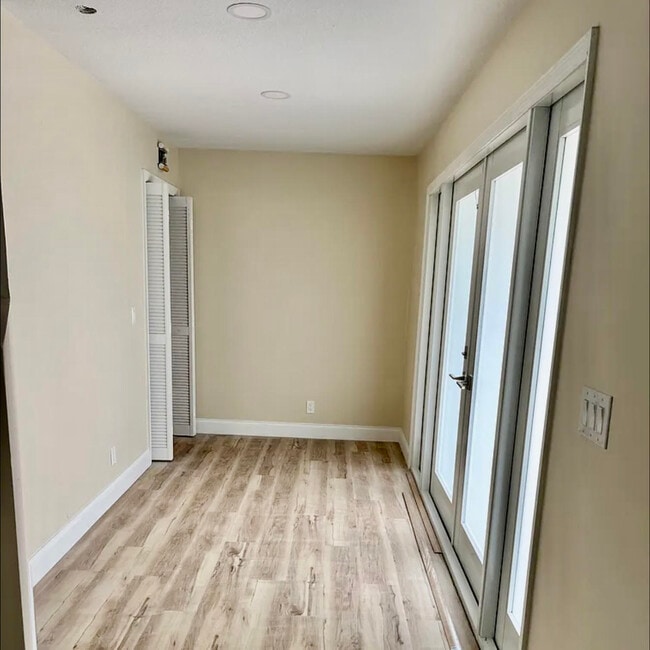 Building Photo - 4073 Lakespur Cir S