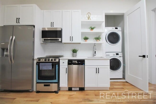 Foto del edificio - Brand NEW 4 Bed 1 Bath Floor-Thru Brownsto...