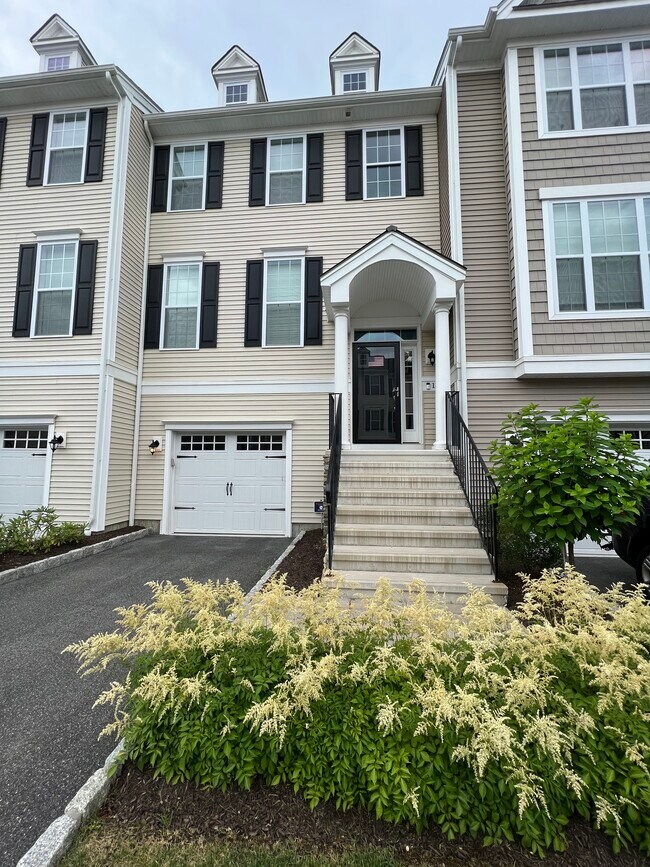 Building Photo - 12 Putnam Ln