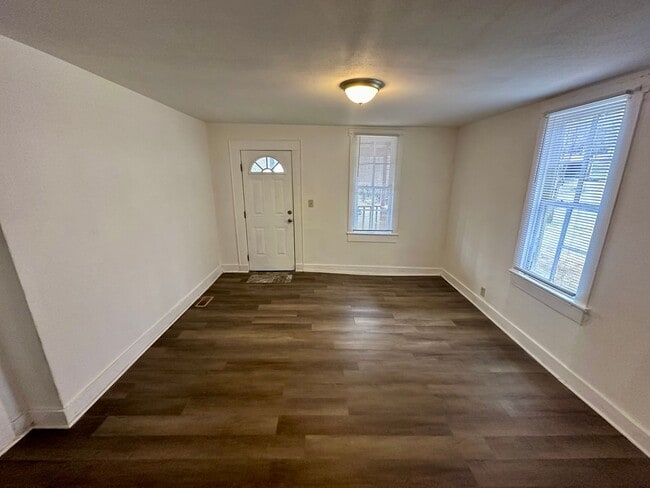 Building Photo - Two Bedroom, 1 Bath House in Columbia! Apply-your application fee will be credited to your first ...