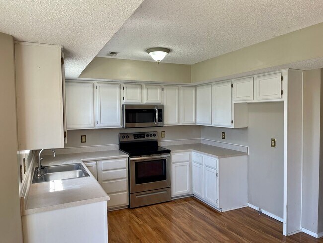 Foto del edificio - Beautiful 2 story, 5 bedroom, 3 bath home available NOW!