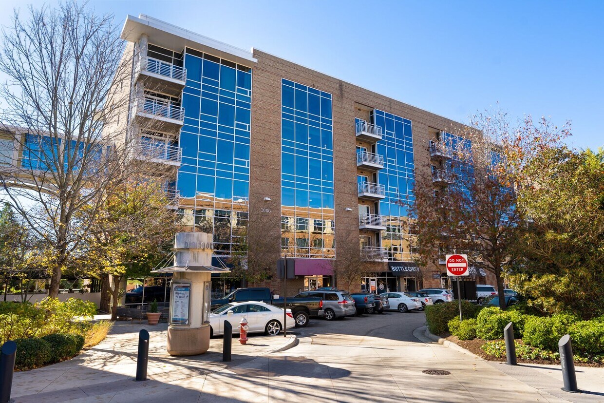 Primary Photo - Light filled 1 bed/ 1 bath condo with balc...