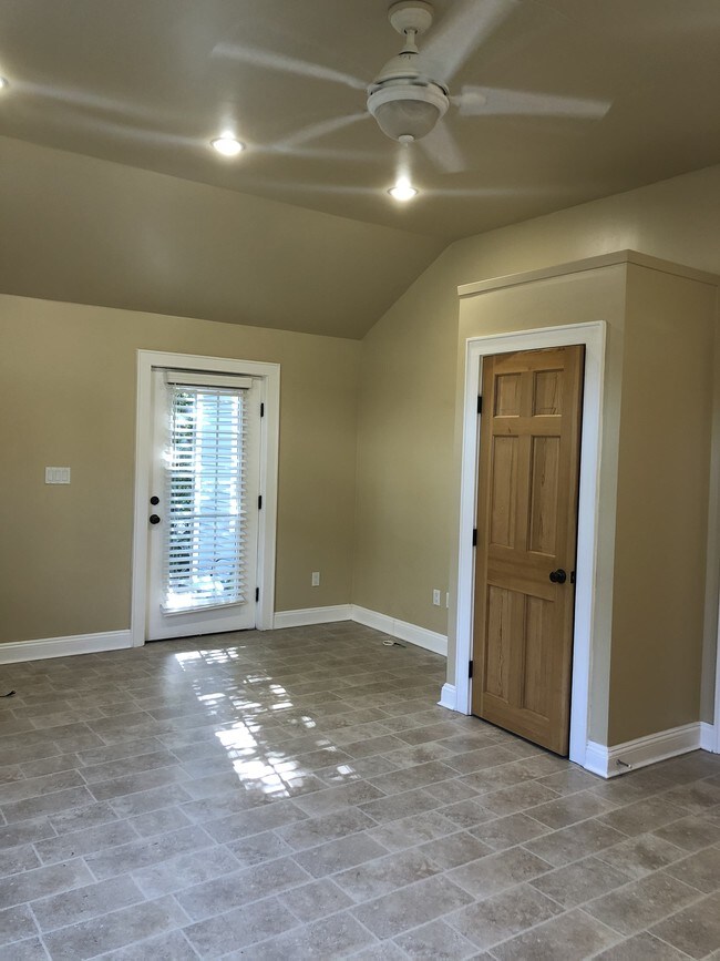 Great room / Bedroom 1 - 212 Union Ave