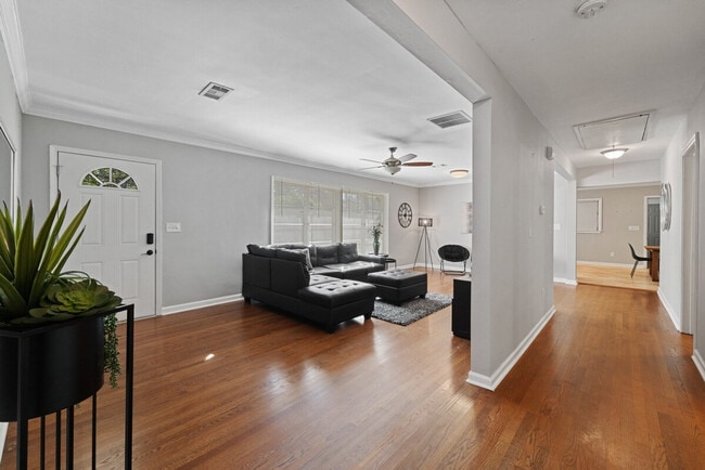 Building Photo - 448 Susan Creek Dr