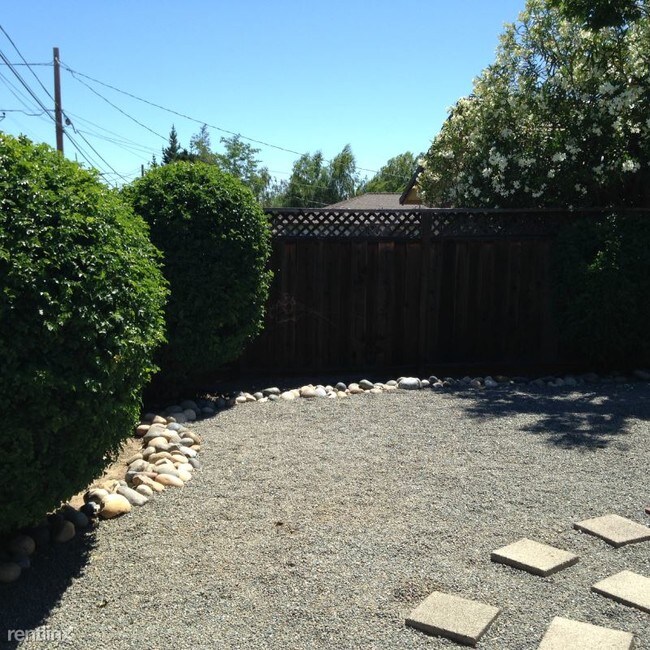 Building Photo - 1 br, 1 bath Apartment - 15570 Gardenia Way