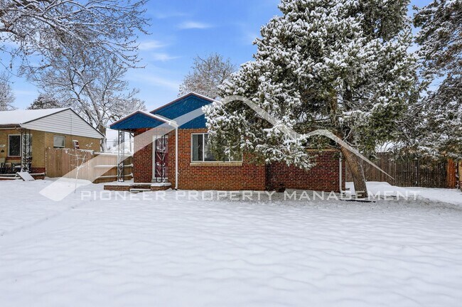 Building Photo - Cozy Home with Washer/Dryer and Fenced Yard