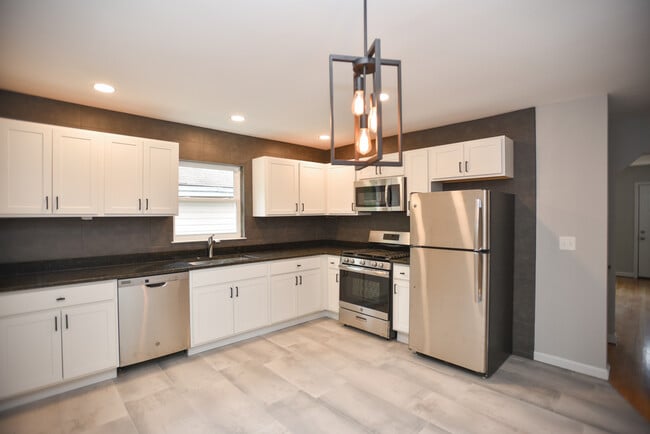 Building Photo - Zinsle Flats