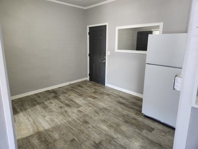 Foto del edificio - 8 E Railroad St