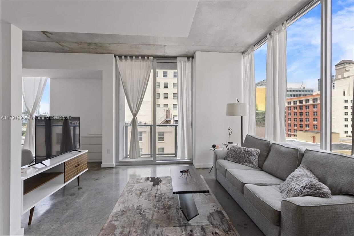 Foto principal - 151 SE 1st St