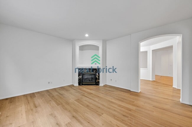 Foto del edificio - 4 Bed 2.5 Bath Single-family House Availab...