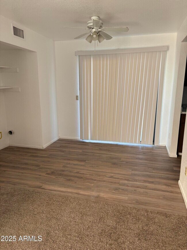 Foto del edificio - 470 E Date St