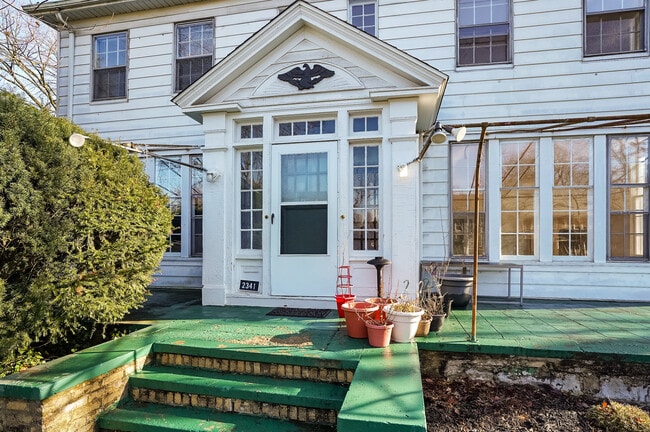 Building Photo - 2341 S Overlook Rd