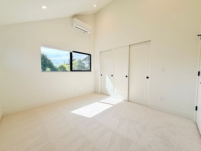 Building Photo - Modern New Construction Townhome in West Seattle!