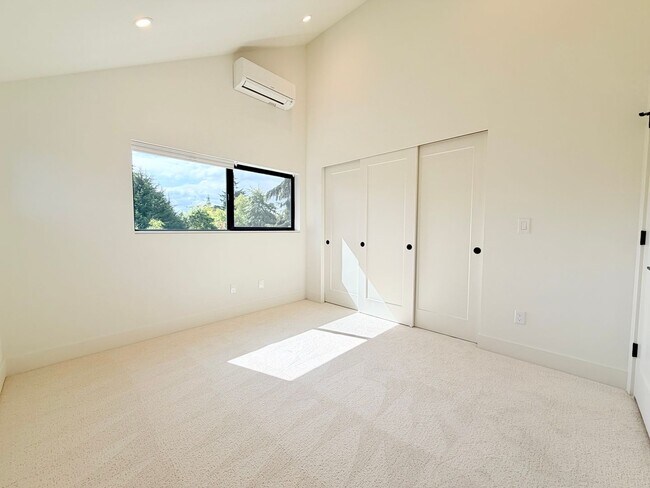 Foto del edificio - Modern New Construction Townhome in West Seattle!