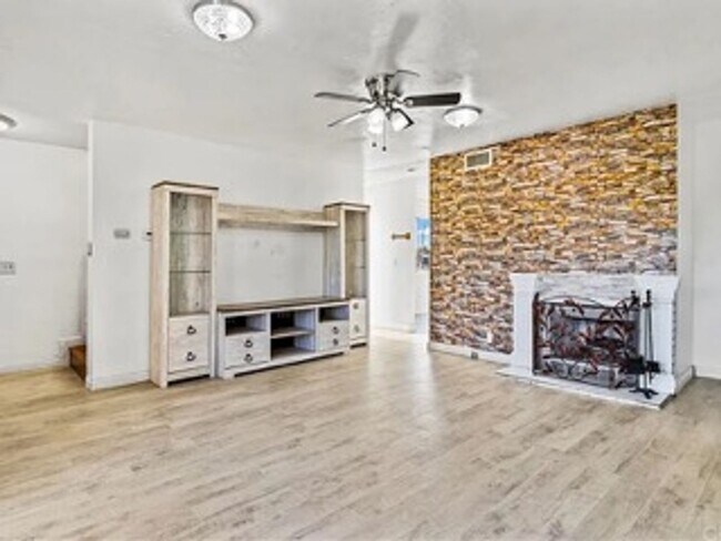 Building Photo - 764 N Glendora Ave