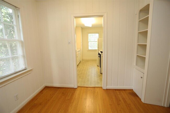 Foto del edificio - 5525 Chaucer Dr