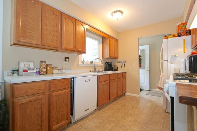 Building Photo - 938 Redwood Dr
