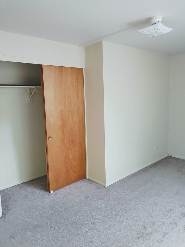 Building Photo - 2222 Gilman Dr W