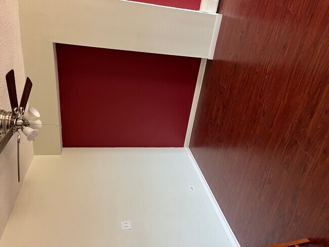 Building Photo - 2222 S Stewart Ave