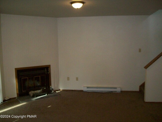 Building Photo - 165 Stream Ct