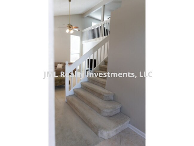 Building Photo - 3 Bedroom 2 story home in the heart of Lak...