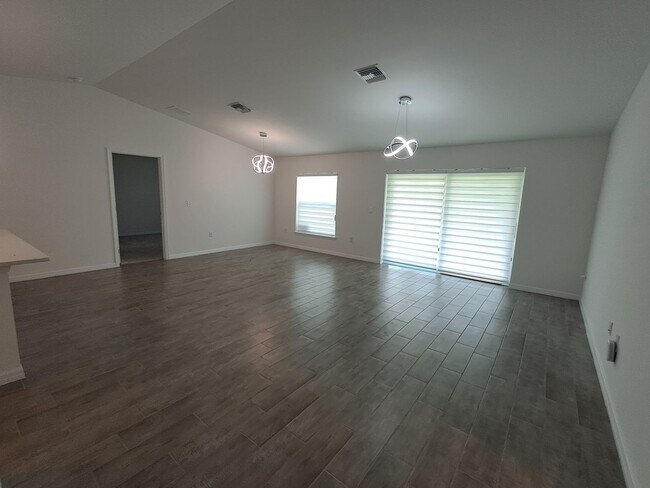 Foto del edificio - $500.00 Off First Month!!! Beautiful New 3/2 home in Lehigh!!!!