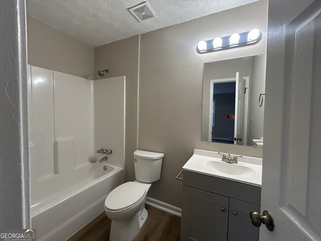 Building Photo - 90 Meadowbrook Ct