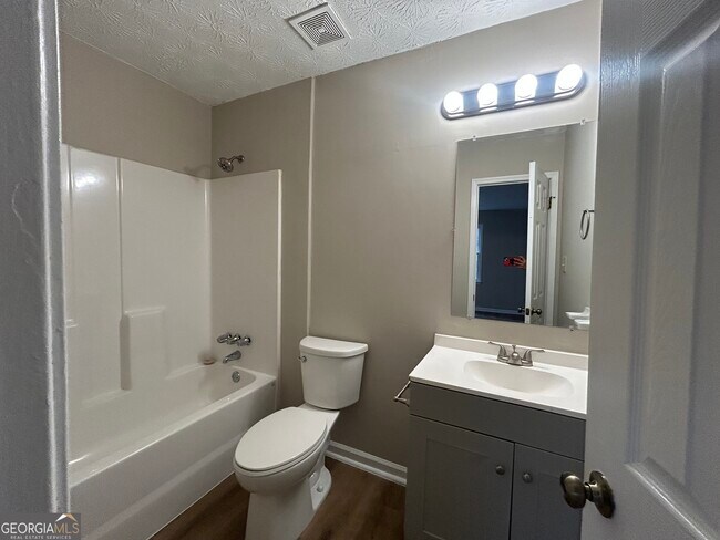 Foto del edificio - 90 Meadowbrook Ct