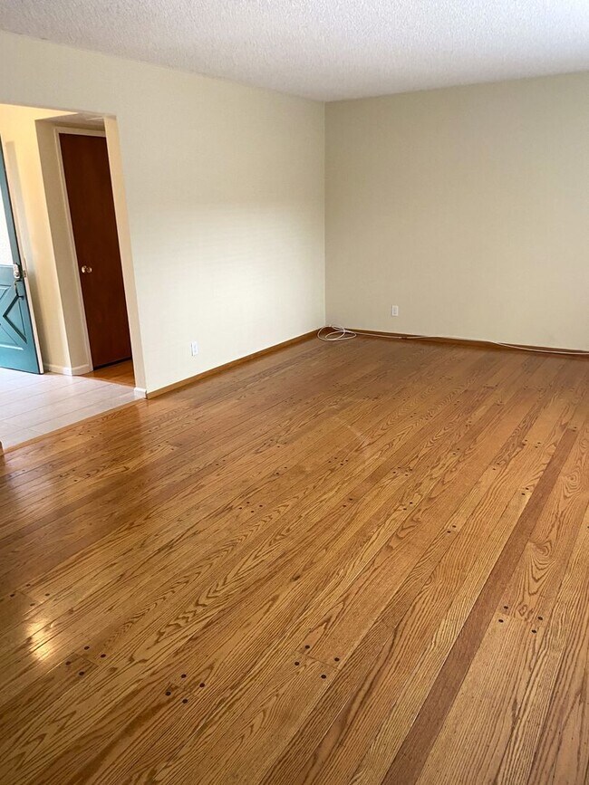Foto del edificio - Spacious Duplex in Great Mountain View Area!