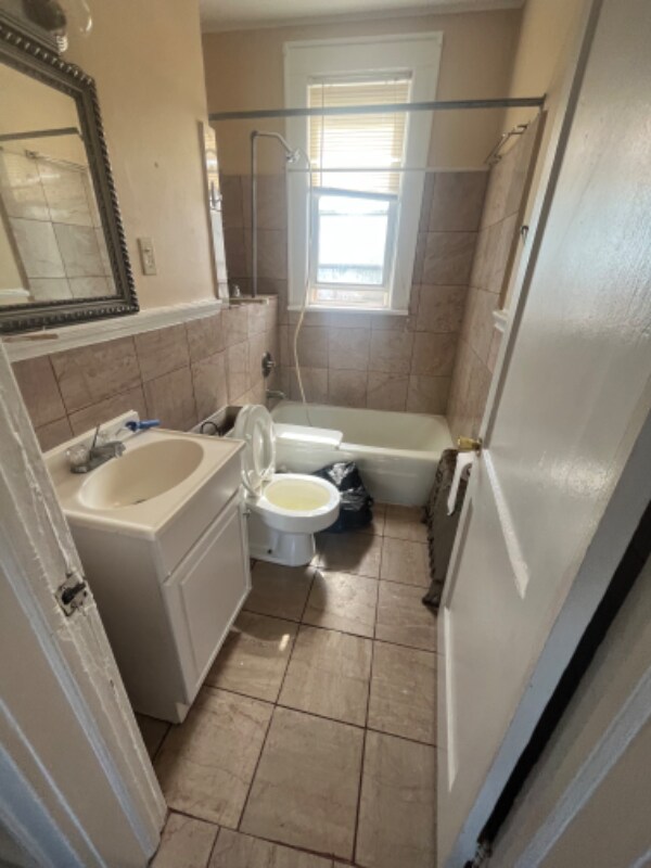 Building Photo - 252 River Dr